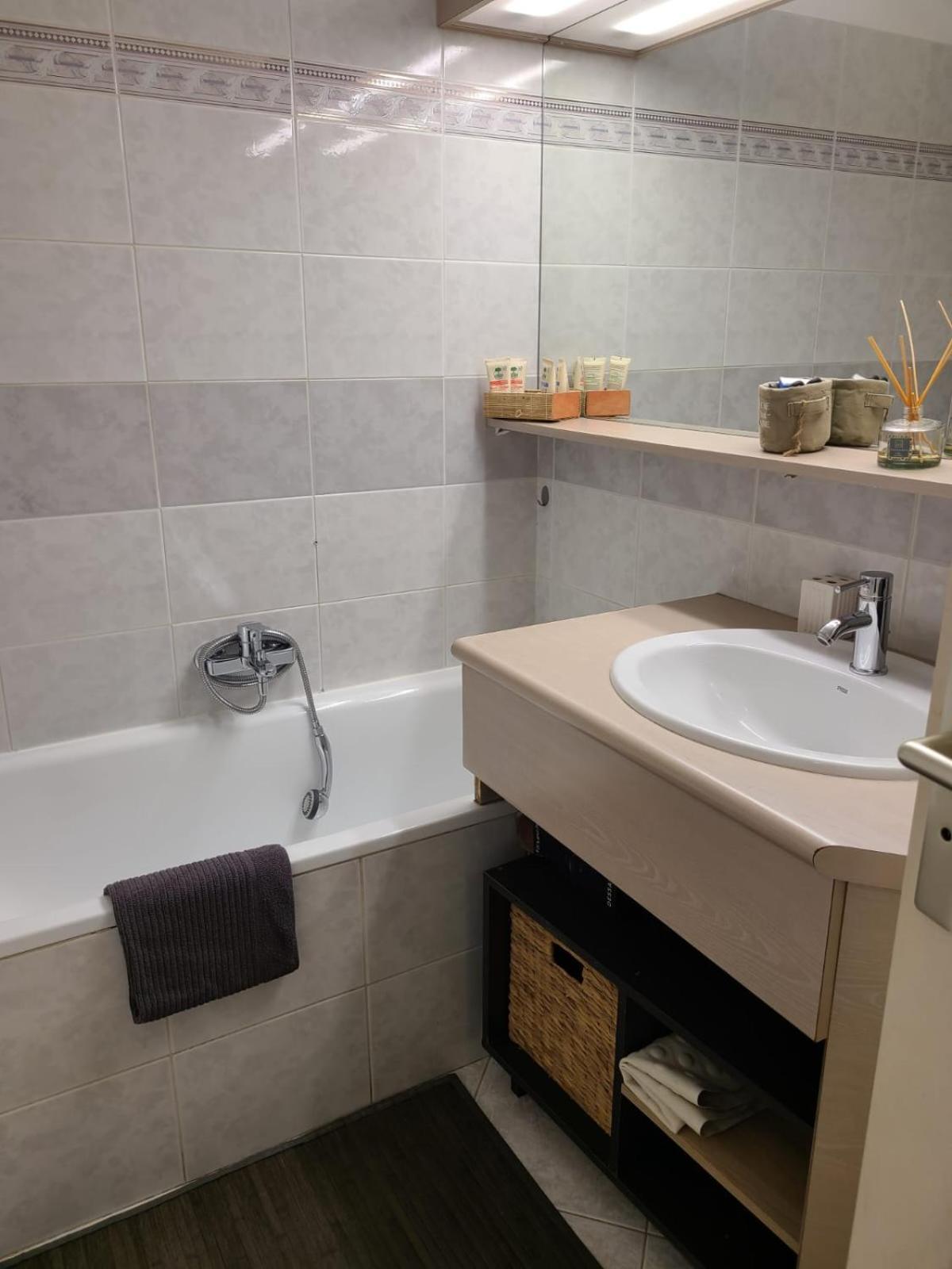 Apartment T2 Climatise A 5 Minutes A Pied De La Avec Parking, Piscine Et Wifi *