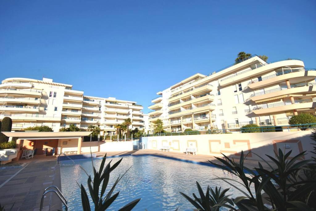 Appartement T2 Climatise A 5 Minutes A Pied De La Avec Parking, Piscine Et Wifi